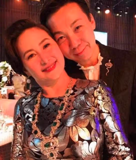 何超瓊連續3年為異性好友慶生,打扮靚麗紅光滿面,兩人深交30年
