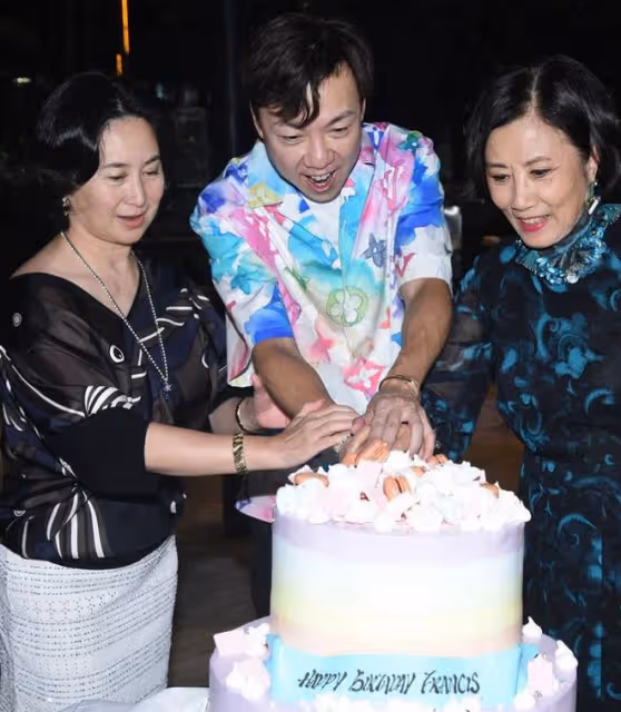 何超瓊連續3年為異性好友慶生,打扮靚麗紅光滿面,兩人深交30年