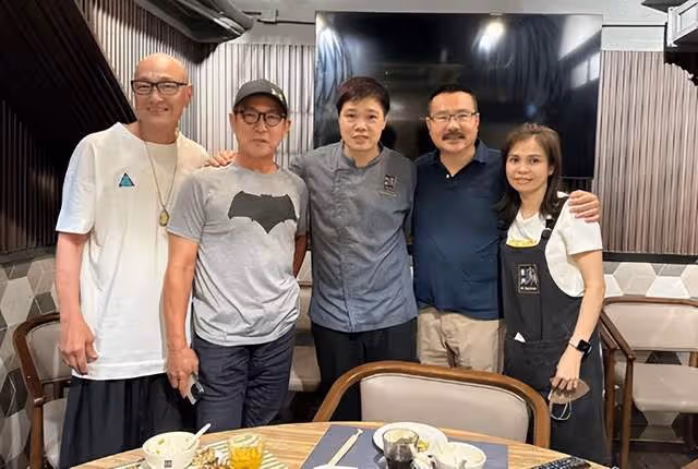 2大動作明星喝酒聚會!元彪身家過億生活富貴,盧惠光住狹小房子