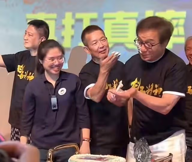 2大動作明星喝酒聚會!元彪身家過億生活富貴,盧惠光住狹小房子