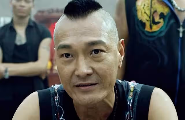 2大動作明星喝酒聚會!元彪身家過億生活富貴,盧惠光住狹小房子