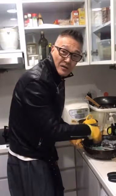 2大動作明星喝酒聚會!元彪身家過億生活富貴,盧惠光住狹小房子