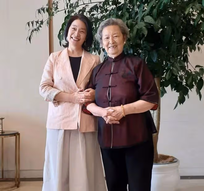 老戲骨顧艷移居日本,久違回國見老母表孝心,演員母親住在養老院