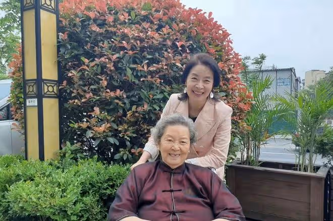 老戲骨顧艷移居日本,久違回國見老母表孝心,演員母親住在養老院