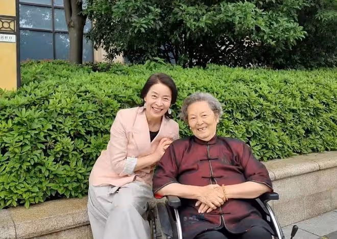 老戲骨顧艷移居日本,久違回國見老母表孝心,演員母親住在養老院