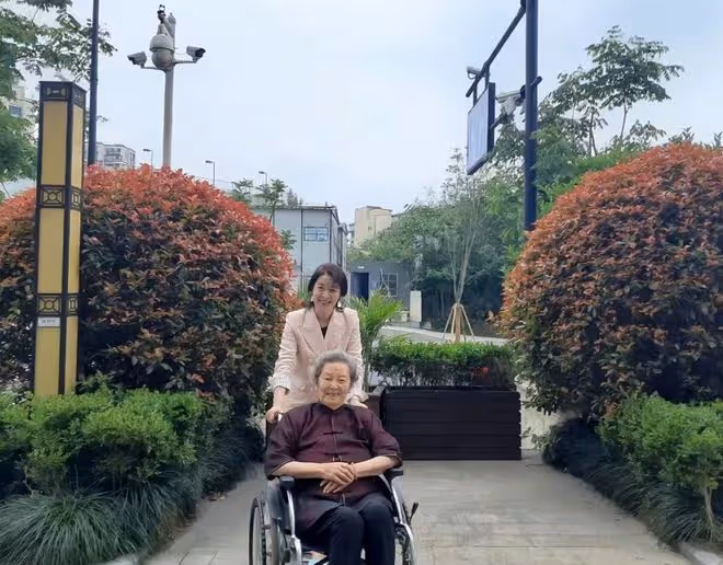 老戲骨顧艷移居日本,久違回國見老母表孝心,演員母親住在養老院