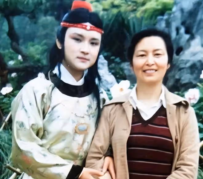 老戲骨顧艷移居日本,久違回國見老母表孝心,演員母親住在養老院