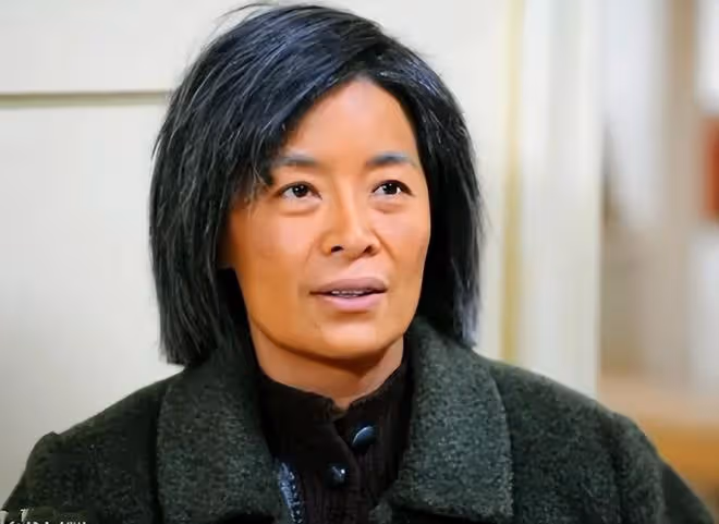 老戲骨顧艷移居日本,久違回國見老母表孝心,演員母親住在養老院