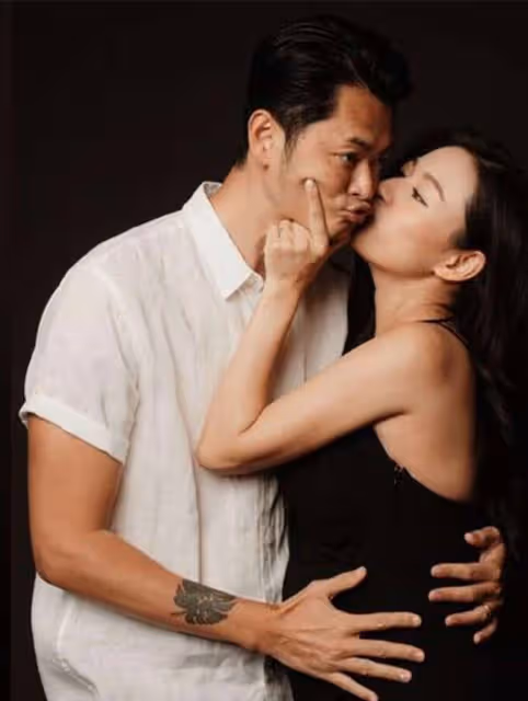 曹雲金前女友臨盆在即,穿弔帶秀豐滿身材,被富商老公親吻太甜蜜