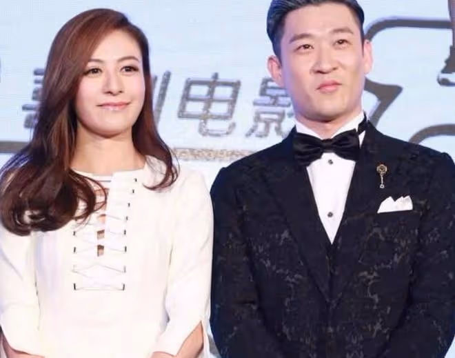曹雲金前女友臨盆在即,穿弔帶秀豐滿身材,被富商老公親吻太甜蜜