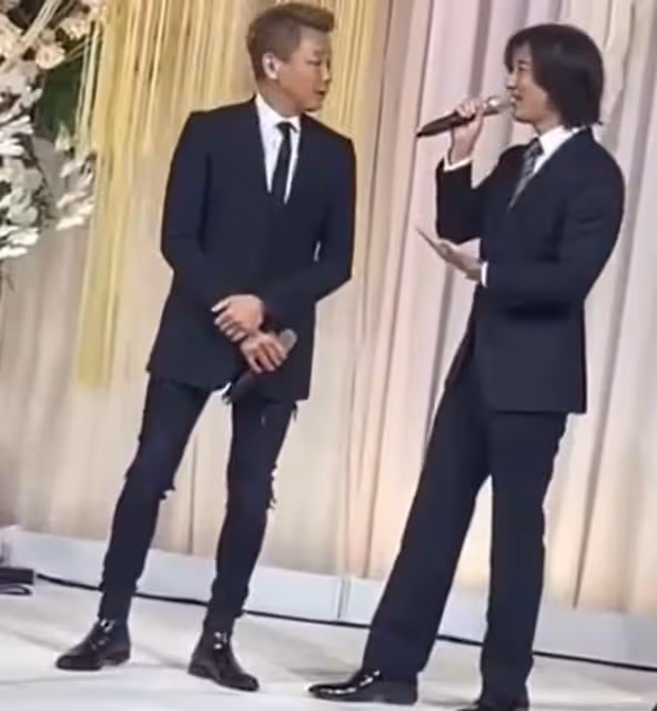 王力宏與陶喆現身婚禮獻唱,留長發顯油膩,網友嘲2人都是出軌男