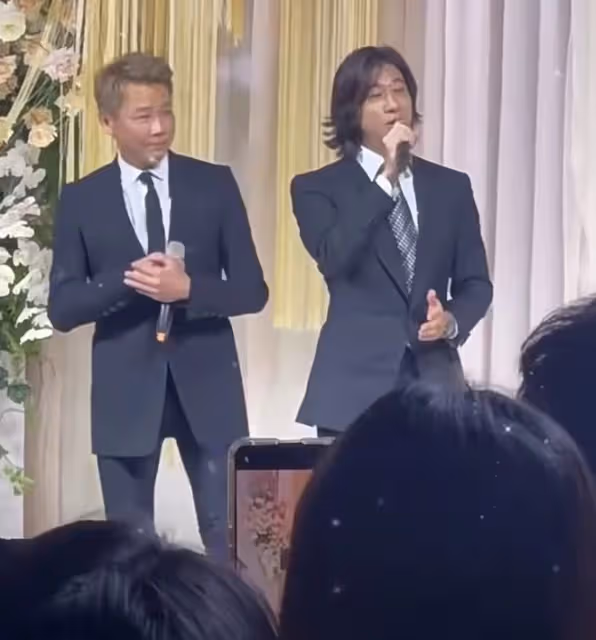 王力宏與陶喆現身婚禮獻唱,留長發顯油膩,網友嘲2人都是出軌男