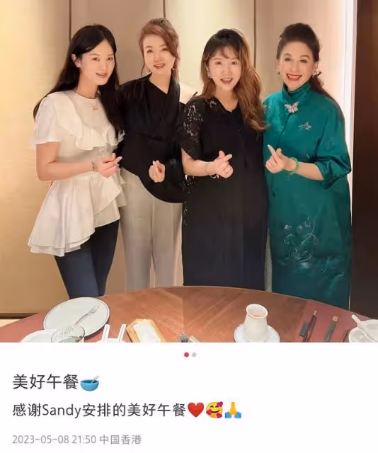 李念挺3胎孕肚參加香港闊太聚會,戴3萬鏈貴氣足,已懷孕8個月