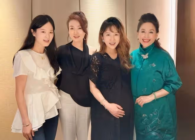 李念挺3胎孕肚參加香港闊太聚會,戴3萬鏈貴氣足,已懷孕8個月