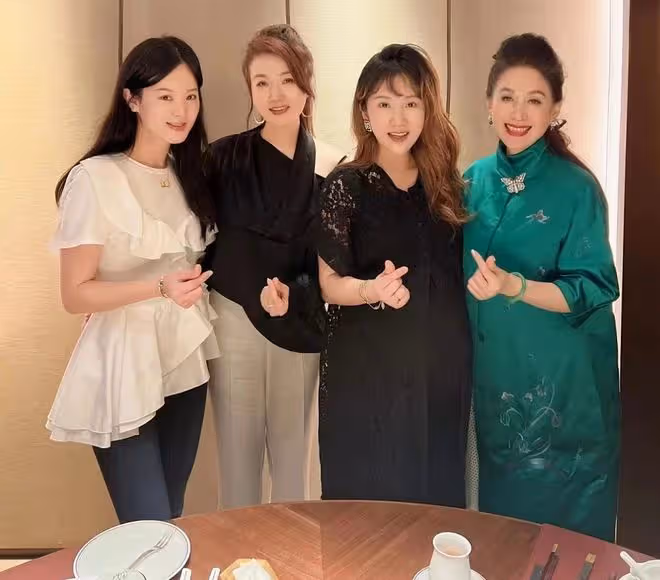 李念挺3胎孕肚參加香港闊太聚會,戴3萬鏈貴氣足,已懷孕8個月