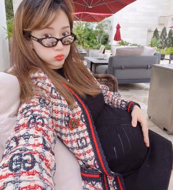 李念挺3胎孕肚參加香港闊太聚會,戴3萬鏈貴氣足,已懷孕8個月