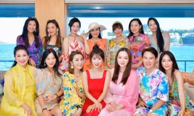 李念挺3胎孕肚參加香港闊太聚會,戴3萬鏈貴氣足,已懷孕8個月
