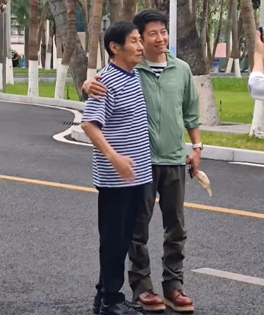 撒貝寧與演員老父回廣東,重返故居追憶童年,在當地出生會說粵語