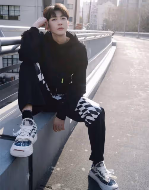 洪欣兒子懶理媽媽繼父離婚!曬近照帥氣像生父,被莫少聰悄悄關心