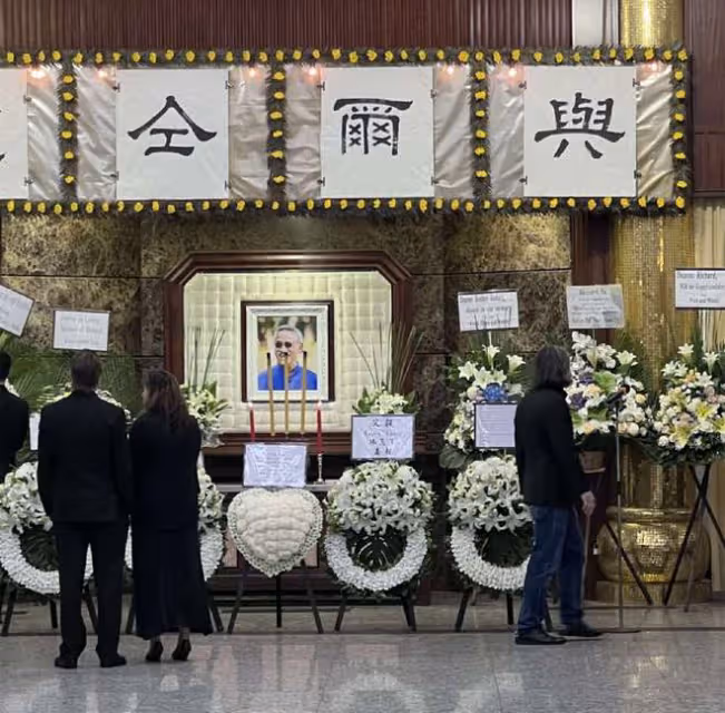 知名演員吳耀漢設靈!47歲兒子滿頭白髮神情哀傷,張學友等獻花圈
