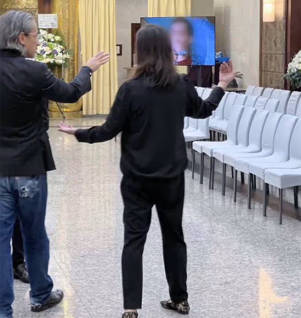 知名演員吳耀漢設靈!47歲兒子滿頭白髮神情哀傷,張學友等獻花圈