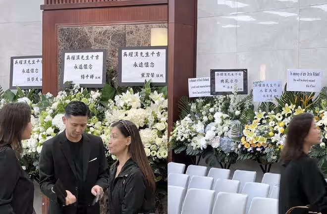 知名演員吳耀漢設靈!47歲兒子滿頭白髮神情哀傷,張學友等獻花圈