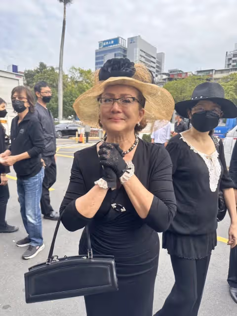 宗華告別式久違馮寶寶現身,淚崩見最後一面