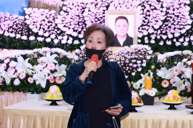 宗華告別式久違馮寶寶現身,淚崩見最後一面