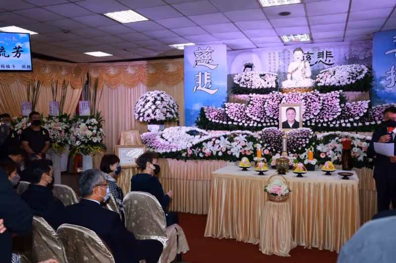 宗華告別式久違馮寶寶現身,淚崩見最後一面
