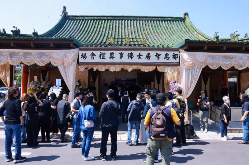 宗華告別式久違馮寶寶現身,淚崩見最後一面