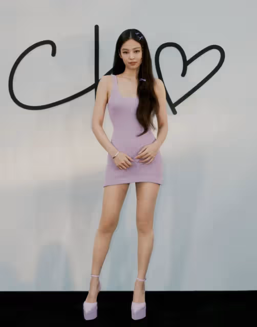 BLACKPINK JENNIE活動中表現有點拘謹,遭網友吐槽:不自信太小氣