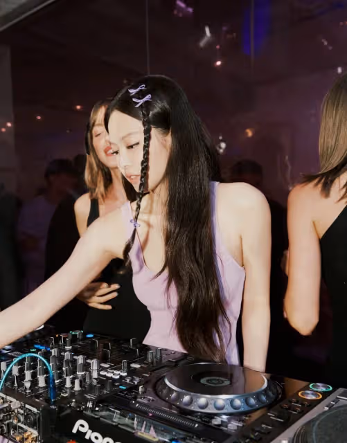 BLACKPINK JENNIE活動中表現有點拘謹,遭網友吐槽:不自信太小氣