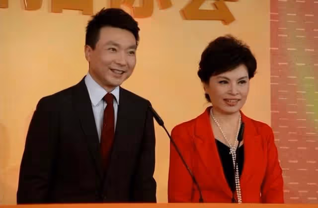 兩位最熟悉的著名央視主持人,原來是夫妻關係,隱藏的太深了!