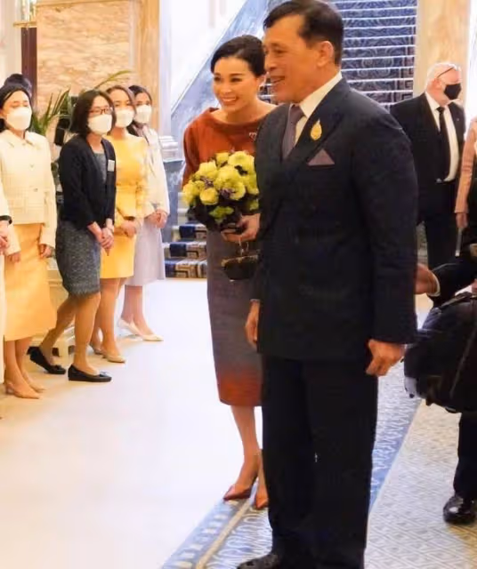 蘇提達終於不是小媳婦樣！打扮奢華在英國超高調，美成國宴大贏家