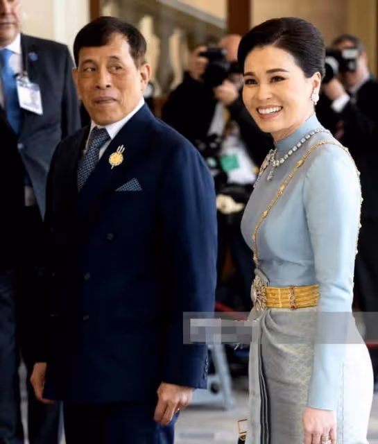 蘇提達終於不是小媳婦樣！打扮奢華在英國超高調，美成國宴大贏家