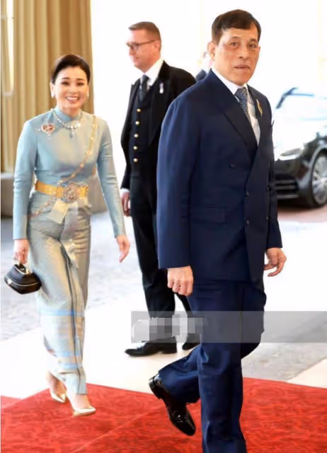 蘇提達終於不是小媳婦樣！打扮奢華在英國超高調，美成國宴大贏家