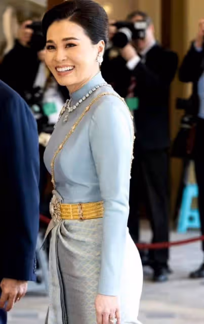 蘇提達終於不是小媳婦樣！打扮奢華在英國超高調，美成國宴大贏家