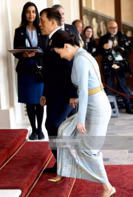 蘇提達終於不是小媳婦樣！打扮奢華在英國超高調，美成國宴大贏家