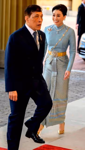 蘇提達終於不是小媳婦樣！打扮奢華在英國超高調，美成國宴大贏家