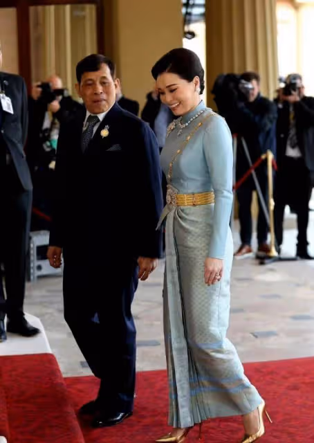 蘇提達終於不是小媳婦樣！打扮奢華在英國超高調，美成國宴大贏家
