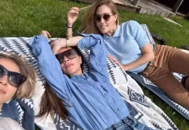 小貝一家鄉村度假！貝嫂深v配漁網襪變身辣妹，小七穿泳衣好美