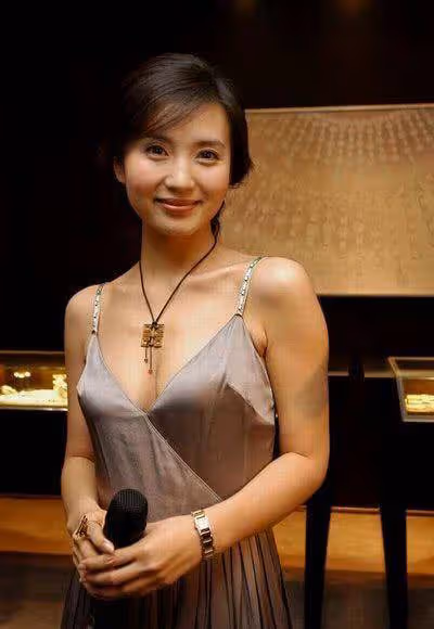 萬人迷陳好近狀如何,40歲變的胖到認不出,女兒更像富豪爸爸