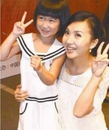 萬人迷陳好近狀如何,40歲變的胖到認不出,女兒更像富豪爸爸