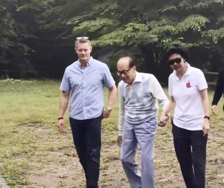 李嘉誠攜女友出遊，他94歲精神矍鑠，小33歲周凱旋素顏也很美