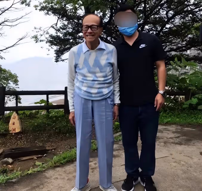 李嘉誠攜女友出遊，他94歲精神矍鑠，小33歲周凱旋素顏也很美