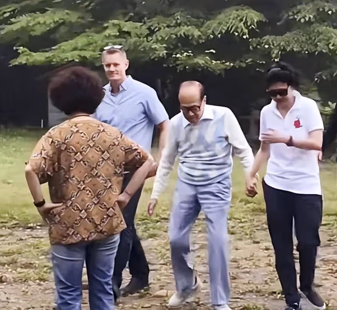 李嘉誠攜女友出遊，他94歲精神矍鑠，小33歲周凱旋素顏也很美