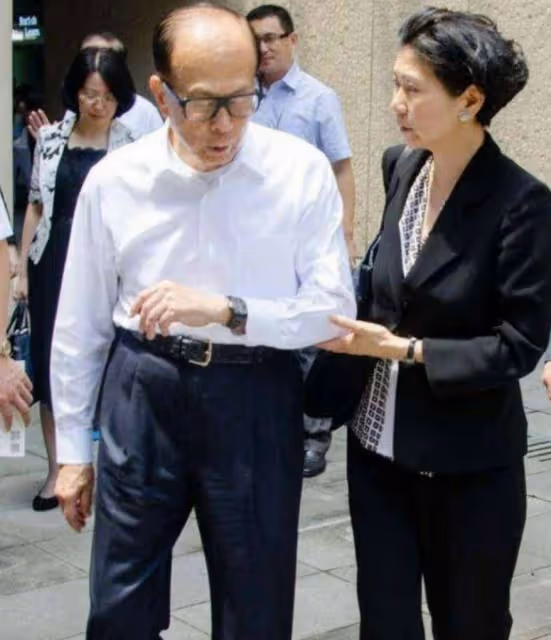 李嘉誠攜女友出遊，他94歲精神矍鑠，小33歲周凱旋素顏也很美