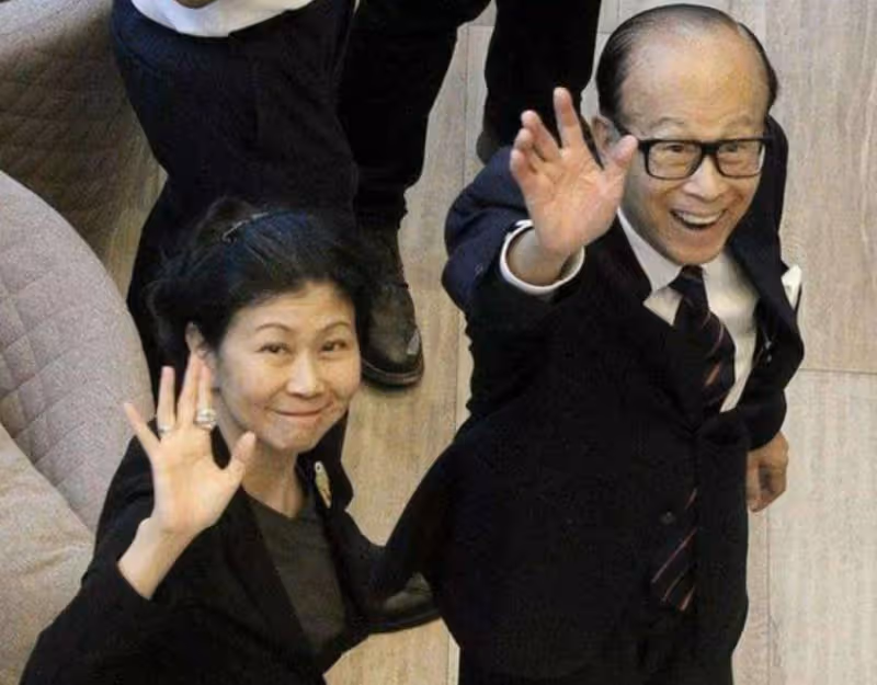 李嘉誠攜女友出遊，他94歲精神矍鑠，小33歲周凱旋素顏也很美