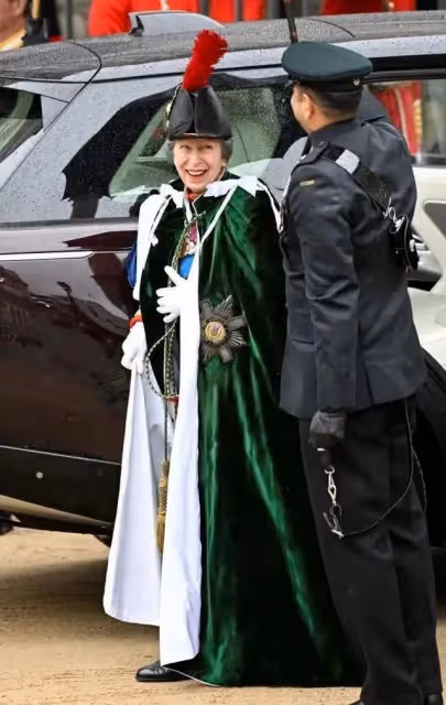 安妮公主騎馬護衛哥哥查爾斯加冕,漠視卡米拉搶風頭,撐威廉哈里