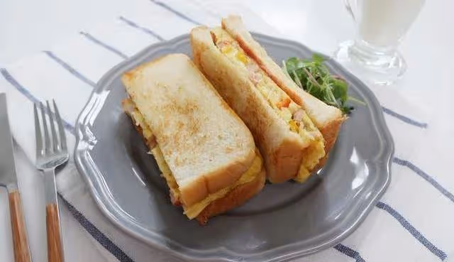 簡單美食之《雞蛋小吐司》回憶起小時候街邊小吃的味道~